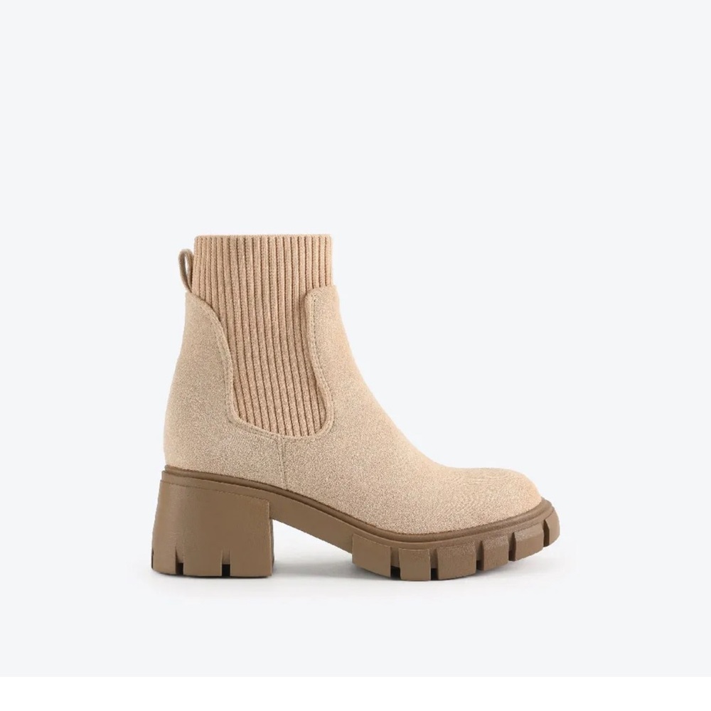 Tan Ankle Boots with Chunky Platform Sole and Elastic Panels